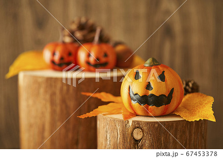 切り株上のハロウィンイメージ 切り株上のハロウィンイメージ 67453378