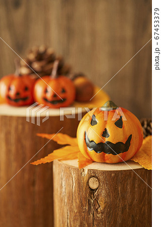切り株上のハロウィンイメージ 切り株上のハロウィンイメージ 67453379