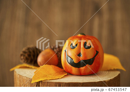 切り株上のハロウィンイメージ 切り株上のハロウィンイメージ 67453547