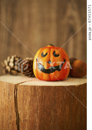 切り株上のハロウィンイメージ 切り株上のハロウィンイメージ 67453571