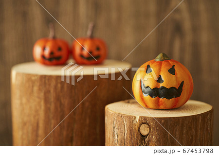切り株上のハロウィンイメージ 67453798