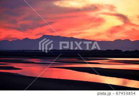 干潟のある夕焼け風景 干潟のある夕焼け風景 67453854