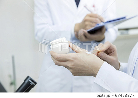 ハンドクリームを開発する女性研究員手元　コスメ商品開発部 67453877