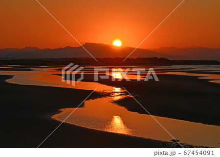 干潟のある夕焼け風景 67454091
