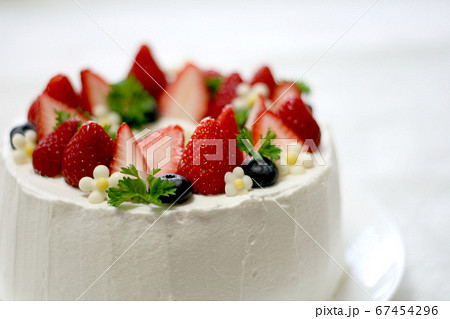 かわいい手作りの苺のケーキ シフォン の写真素材