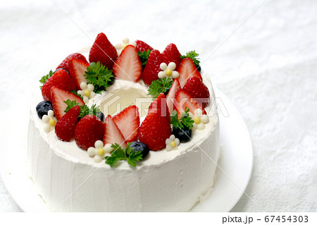 かわいい手作りの苺のケーキ シフォン の写真素材