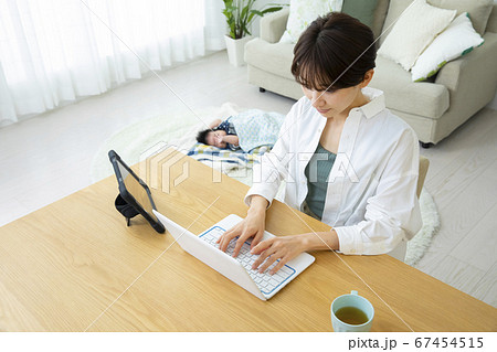 レテワーク　ママと赤ちゃん　 67454515