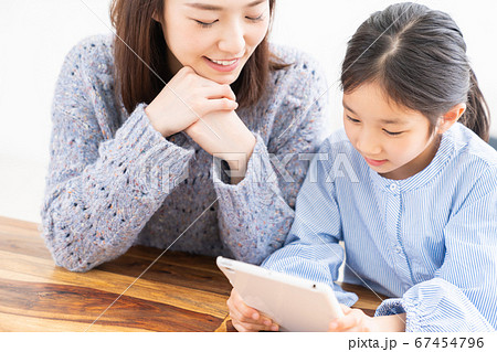 親子とタブレット 親子とタブレット 67454796