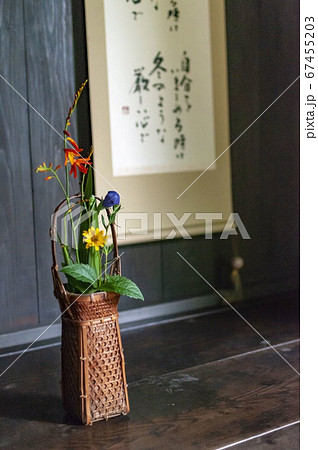 床の間と花と掛け軸 67455203