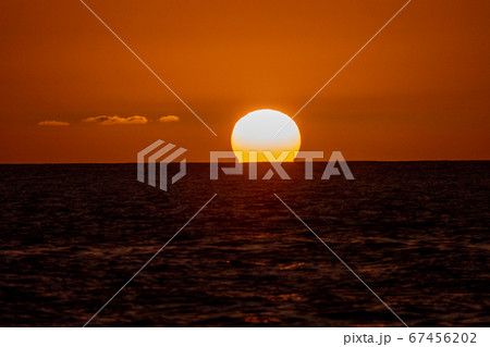 ハワイの地平線に沈む夕日 67456202