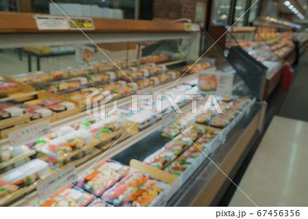 スーパーマーケットのお弁当売り場 寿司パックのぼかしイメージ 67456356
