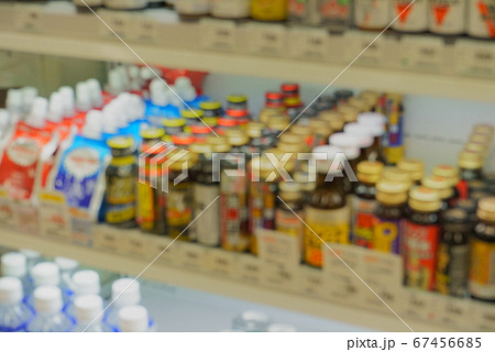 栄養ドリンクの販売棚のぼかしイメージ 栄養ドリンクの販売棚のぼかしイメージ 67456685