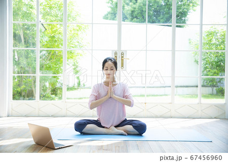 自宅でオンラインヨガをする女性 67456960