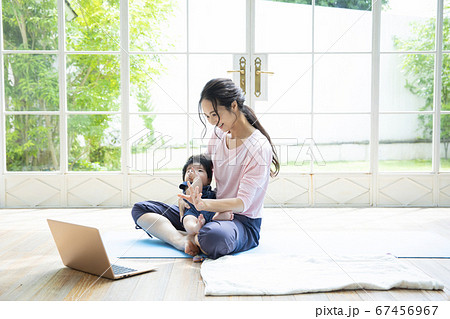 自宅でオンラインヨガをする親子 67456967