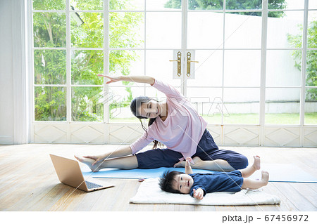 自宅でオンラインヨガをする親子 67456972