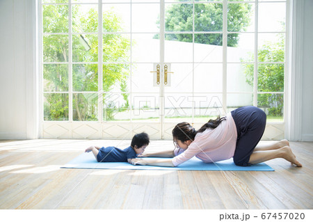 自宅でヨガをする親子 自宅でヨガをする親子 67457020