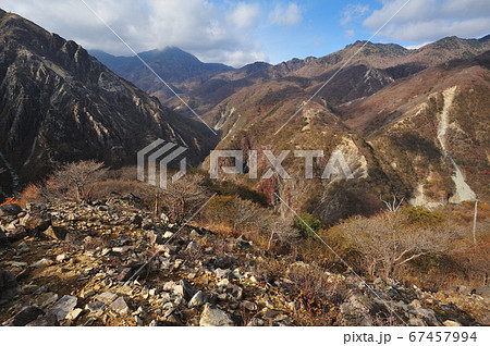 足尾 太平山南西尾根中腹から見る渡良瀬川の源流部の山々 足尾 太平山南西尾根中腹から見る渡良瀬川の源流部の山々 67457994