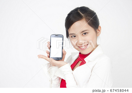 スマートフォンを持つキャンペーンガール 67458044