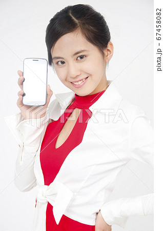 スマートフォンを持つキャンペーンガール スマートフォンを持つキャンペーンガール 67458082