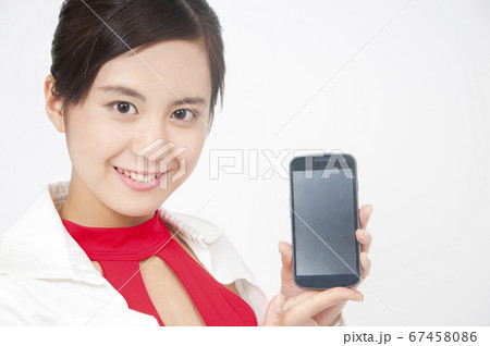 スマートフォンを持つキャンペーンガール スマートフォンを持つキャンペーンガール 67458086