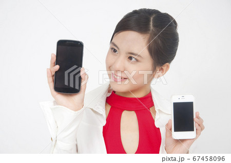 スマートフォンを持つキャンペーンガール スマートフォンを持つキャンペーンガール 67458096