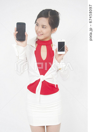 スマートフォンを持つキャンペーンガール 67458097
