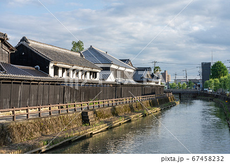 栃木県栃木市　巴波川と古い土蔵　（5月） 67458232