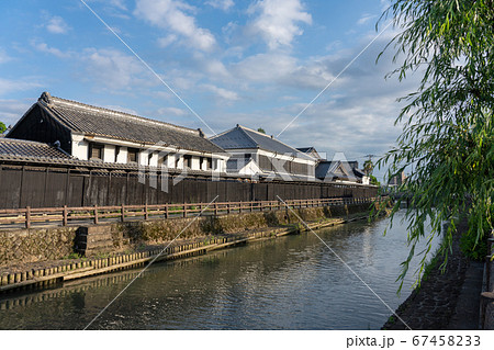 栃木県栃木市　巴波川と古い土蔵　（5月） 67458233