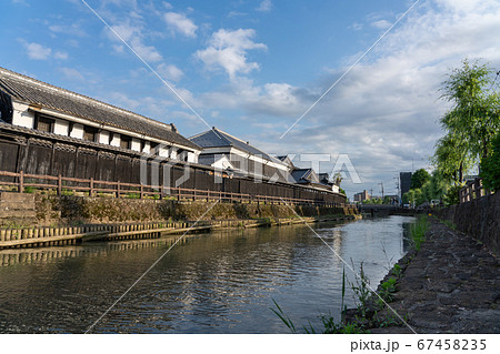 栃木県栃木市　巴波川と古い土蔵　（5月） 67458235