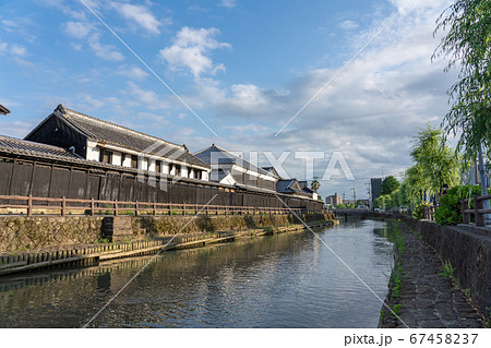 栃木県栃木市　巴波川と古い土蔵　（5月） 67458237