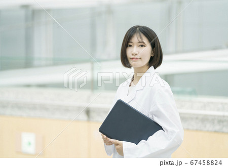 白衣の女性 医療従事者汎用 ノートPC 白衣の女性 医療従事者汎用 ノートPC 67458824