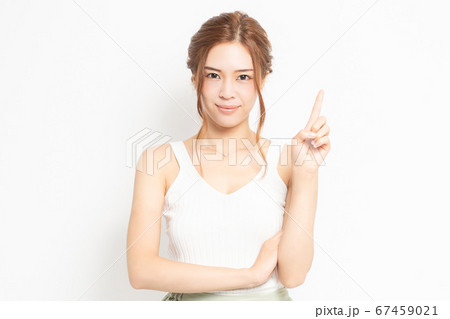人差し指でポイントを示す若い女性 人差し指でポイントを示す若い女性 67459021