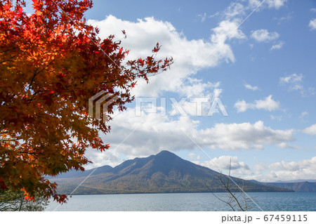 北海道　秋　千歳市　支笏湖　樽前山と紅葉 67459115