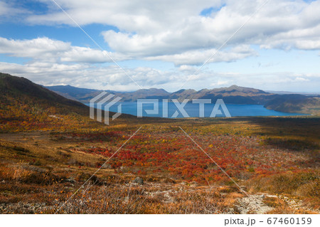 北海道　秋　千歳市　樽前山から支笏湖を望む　紅葉 67460159