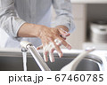 手洗いをするシニアの手元 67460785
