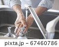 手洗いをするシニアの手元 67460786