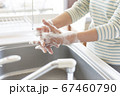 手洗いをするシニアの手元 67460790