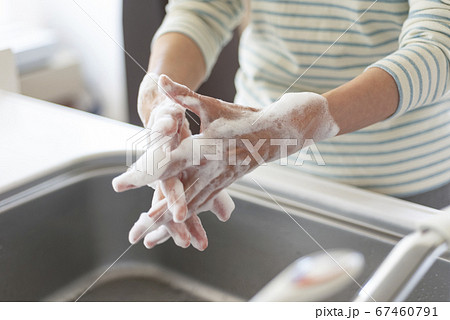 手洗いをするシニアの手元 67460791