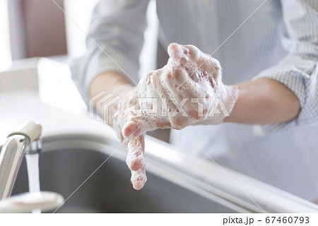 手洗いをするシニアの手元 67460793