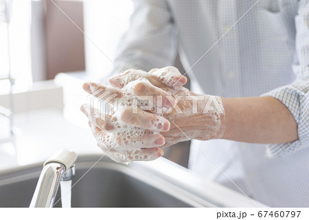 手洗いをするシニアの手元 67460797