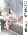 手洗いをするシニアの手元 67460800