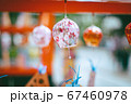 夏の風に揺れる風鈴 67460978