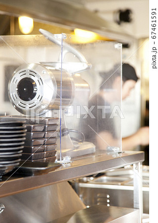 ラーメン屋の厨房 67461591