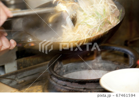 レバニラを炒める調理師の手元 67461594