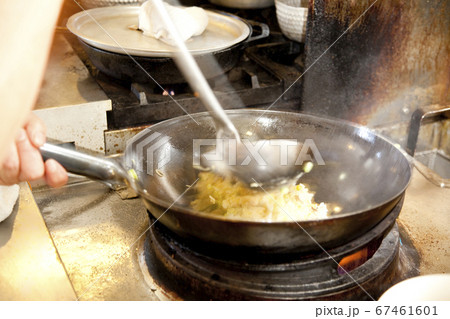 チャーハンを炒める調理師の手元 67461601