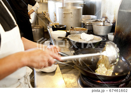 チャーハンを炒める調理師の手元 67461602