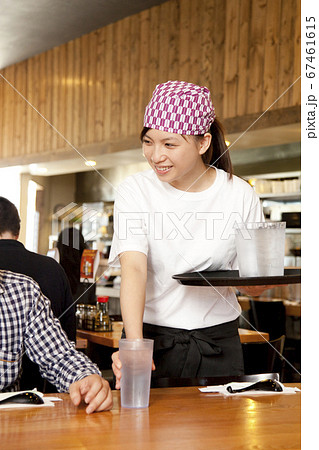 水を運ぶ店員 67461615