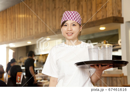 水を運ぶ店員 67461616