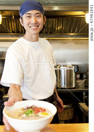 ラーメン屋の店員 67461641