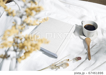 自然光と葉の影が反射した白い布とフォトアルバム 自然光と葉の影が反射した白い布とフォトアルバム 67461896